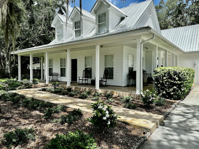 view of front of property featuring covered porch