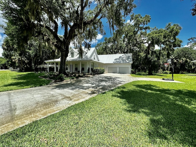 view of front of property featuring a front lawn