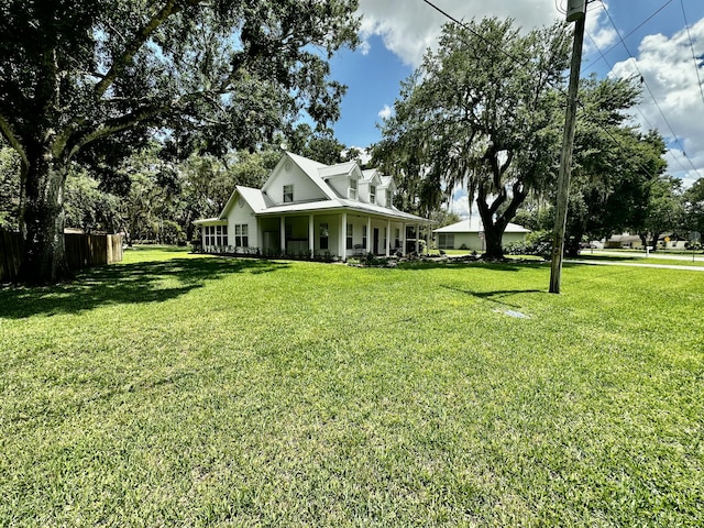 view of front of property featuring a front yard