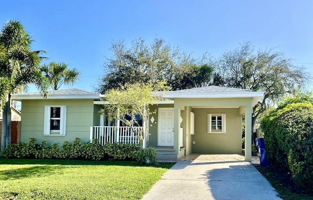 view of front of home featuring covered porch, a front lawn, and a carport