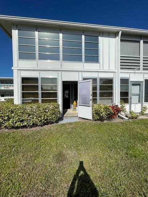 view of front of property featuring a front yard