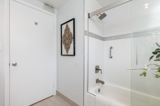 bathroom with tiled shower / bath combo