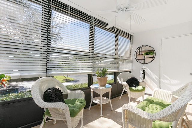 sunroom with ceiling fan