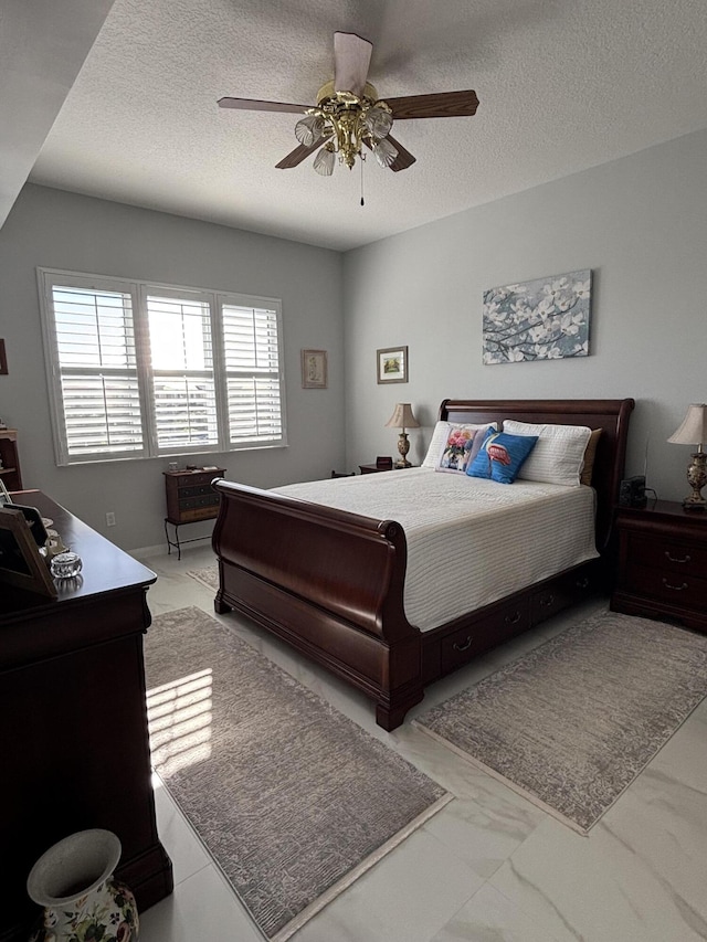 bedroom featuring ceiling fan and a textured ceiling