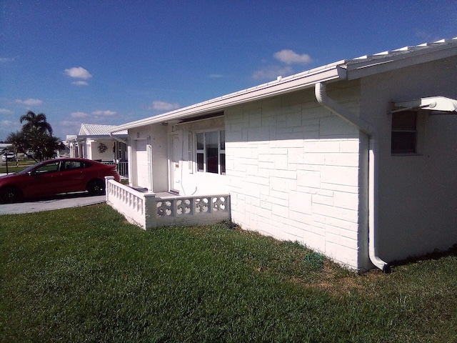 view of side of property featuring a lawn