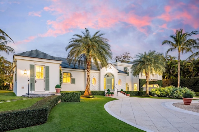 view of front of home featuring a lawn