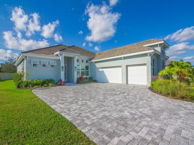 view of front of home featuring a front lawn and a garage