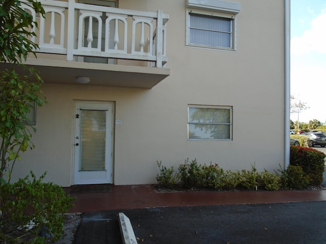 property entrance featuring a balcony