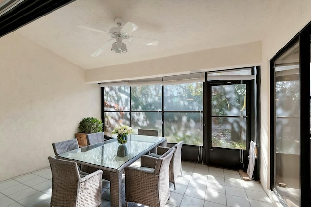 sunroom with ceiling fan