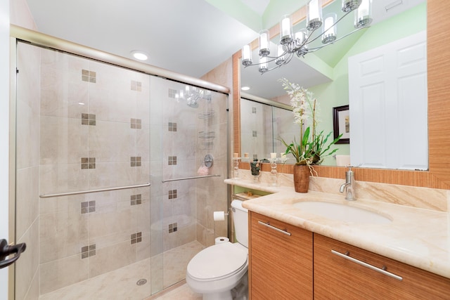 bathroom featuring a shower with shower door, lofted ceiling, vanity, toilet, and an inviting chandelier