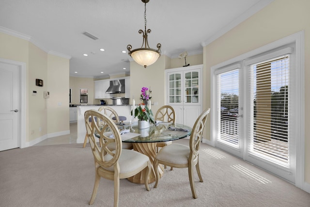 dining space with crown molding, recessed lighting, visible vents, light carpet, and baseboards