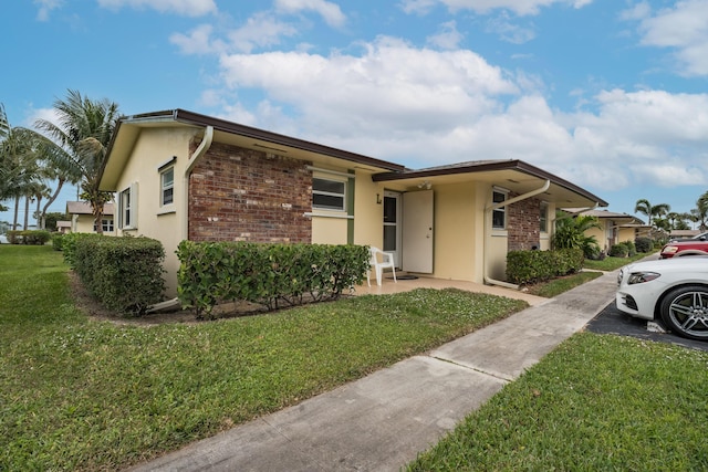 single story home featuring a front yard