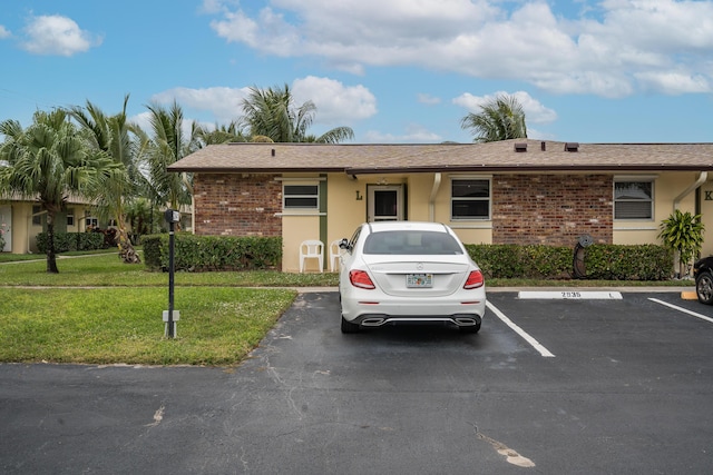 single story home featuring a front yard