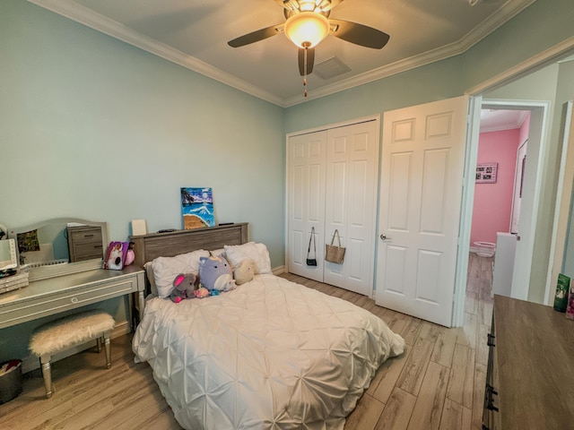 clothes washing area featuring light hardwood / wood-style floors, crown molding, a textured ceiling, and washing machine and clothes dryer