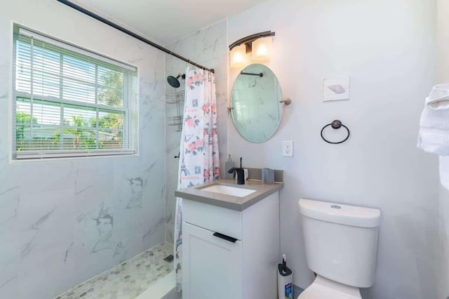 bathroom with a shower with curtain, vanity, and toilet