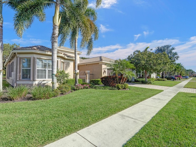 view of front of property featuring a front yard