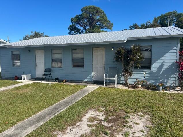 single story home featuring a front yard