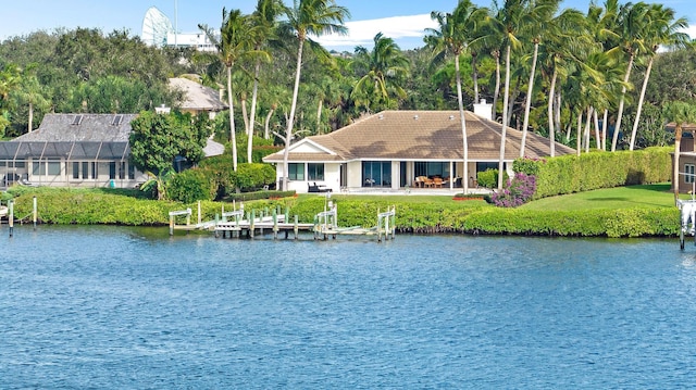 water view with a boat dock and boat lift