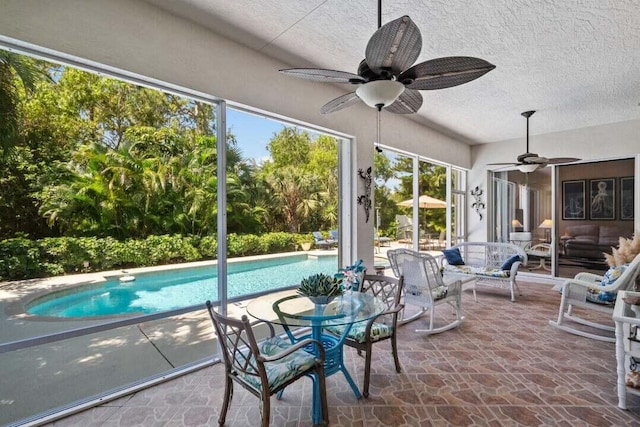 sunroom with ceiling fan