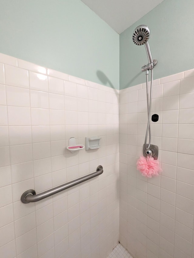 bathroom featuring tiled shower