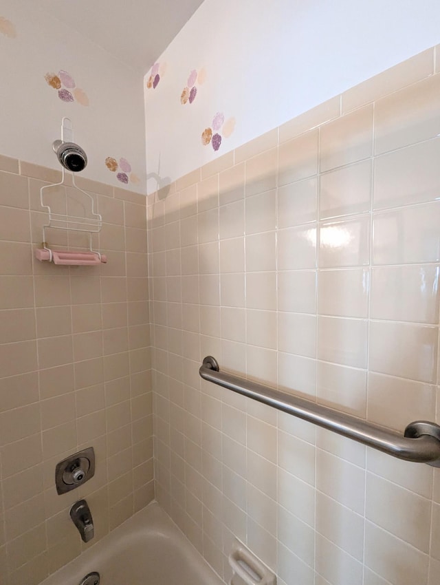 bathroom with tiled shower / bath combo