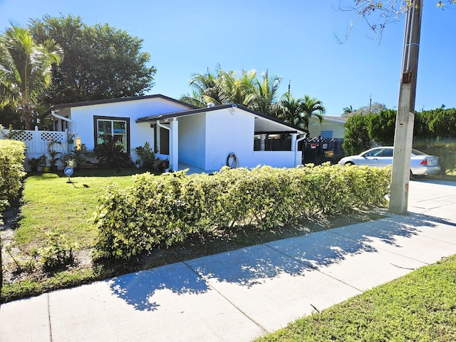 single story home featuring a front yard