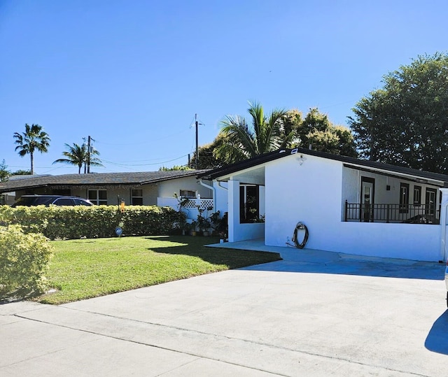 view of front of house featuring a front lawn