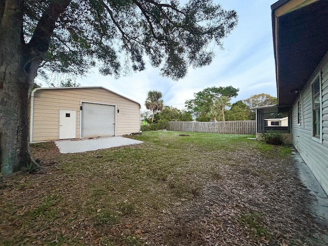 view of yard featuring an outbuilding