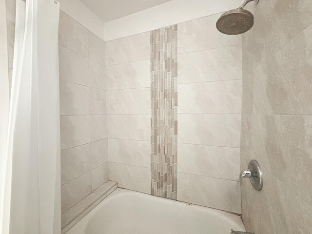 bathroom with tiled shower / bath combo