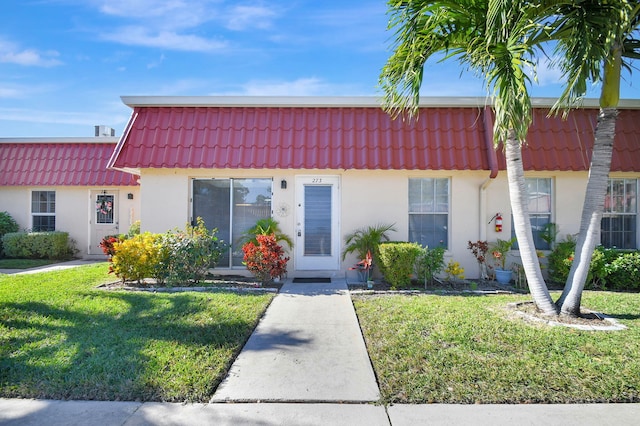 view of front of property featuring a front lawn