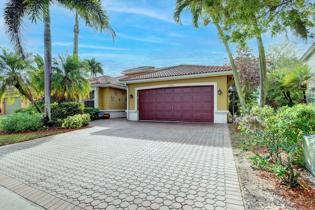 view of front facade featuring a garage