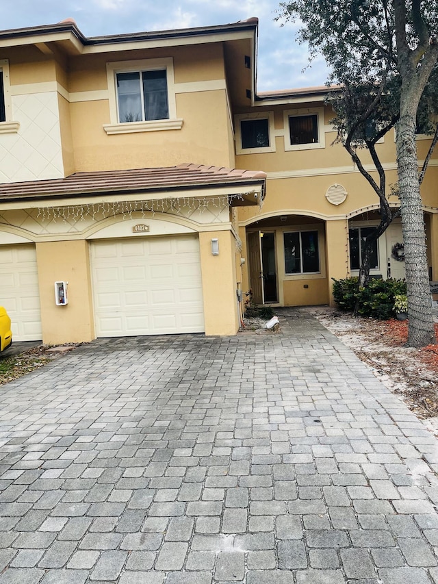 view of front facade featuring a garage