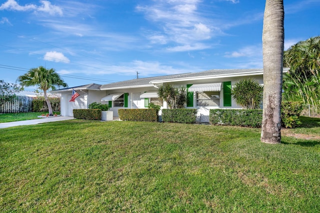 single story home featuring a front lawn