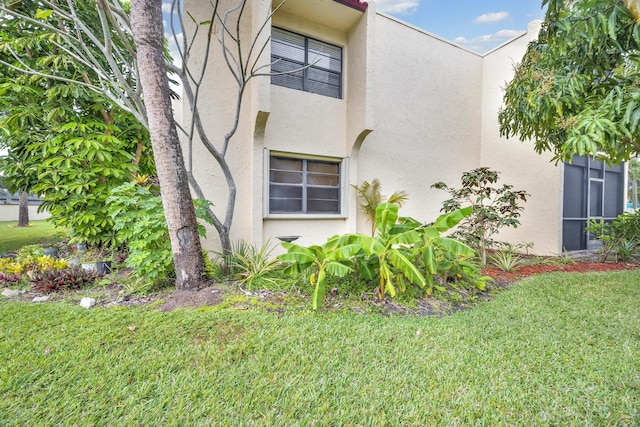 view of side of property featuring a lawn