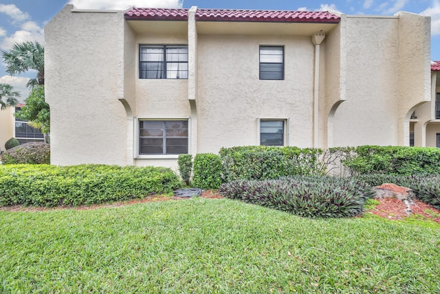 view of front of property featuring a front lawn