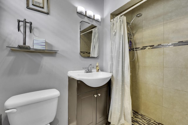 bathroom with a shower with shower curtain, vanity, and toilet