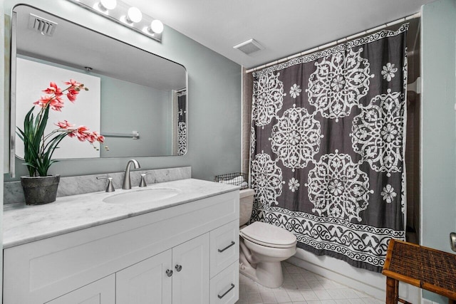 bathroom with a shower with curtain, vanity, and toilet