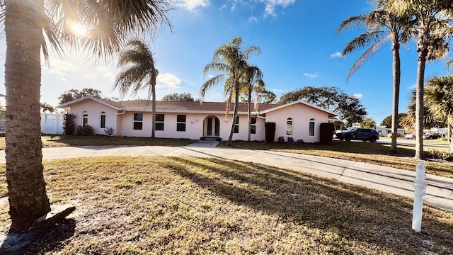 view of front of house featuring a front lawn