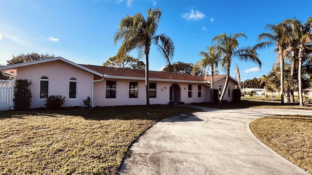 ranch-style home featuring a front lawn