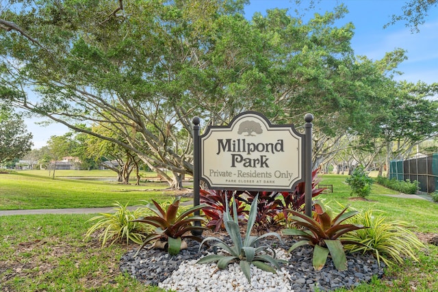 community / neighborhood sign featuring a lawn