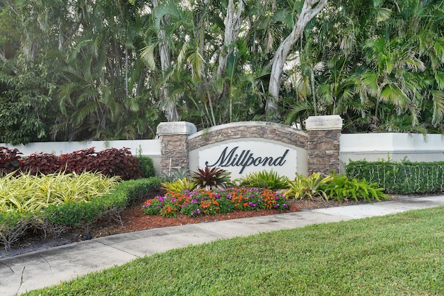 community sign with a yard