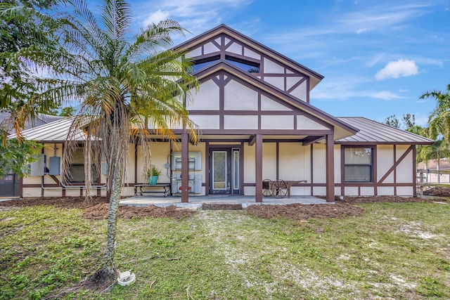 view of front of house featuring a patio and a front lawn