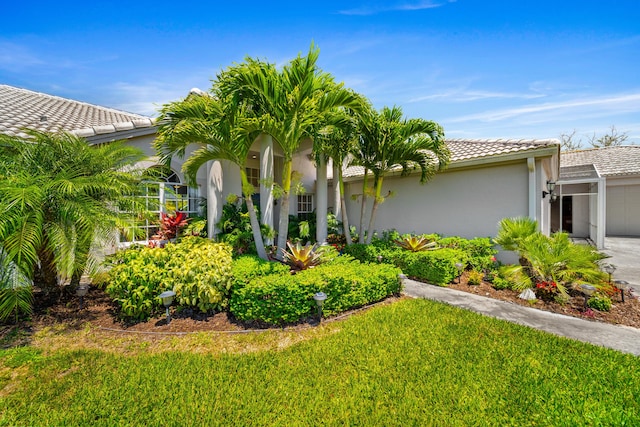 view of front of property featuring a front lawn