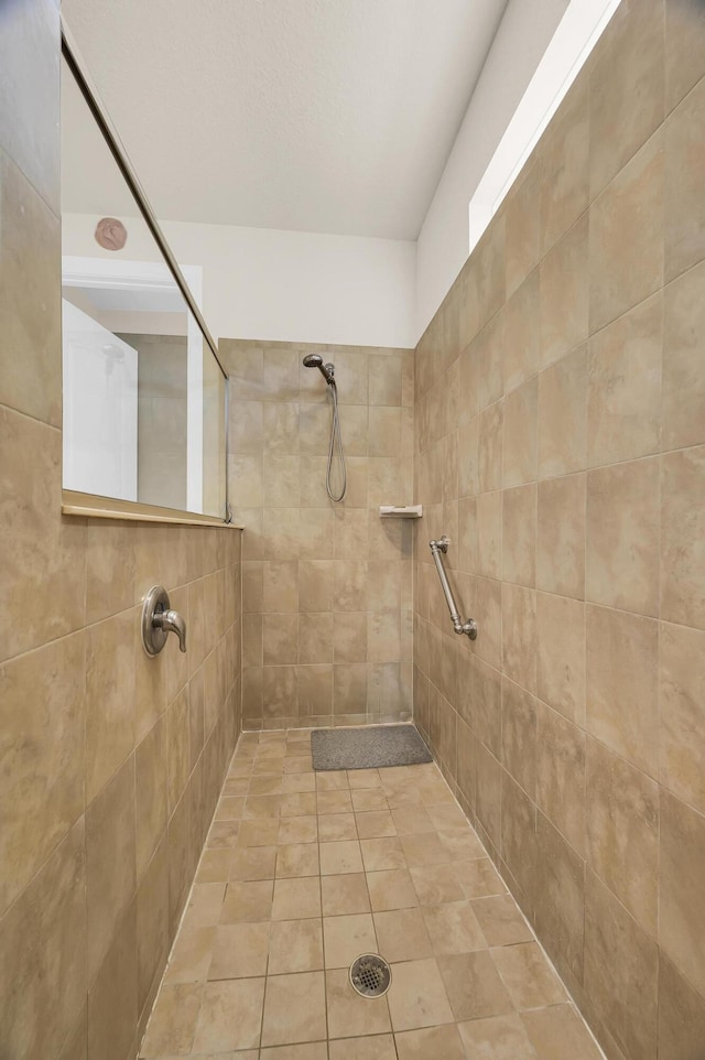 bathroom featuring tiled shower