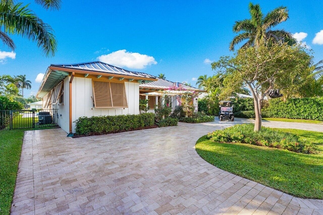 view of front of property featuring a front lawn