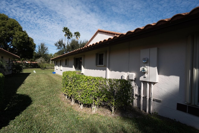 view of side of property featuring a lawn