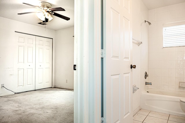 bathroom featuring tiled shower / bath and ceiling fan