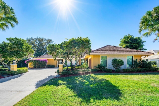 single story home with a front yard