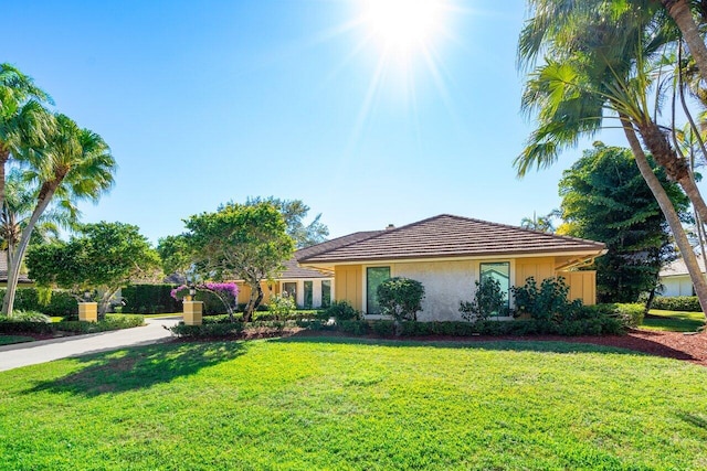 single story home with a front yard