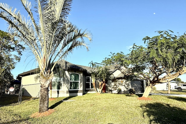 view of front of home featuring a front lawn